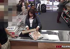 Sikmek için yaşlı adamın yaptığı gibi genç sevimli porna 94 sarışın sürtük