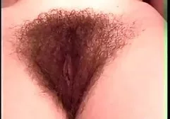 Bir dildo ile çift kafa pornu seksi ile eğlenceli lezbiyenler