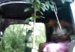 EA bir kadın ve büyük beyaz horoz sekreter porna hizmet için çalışır